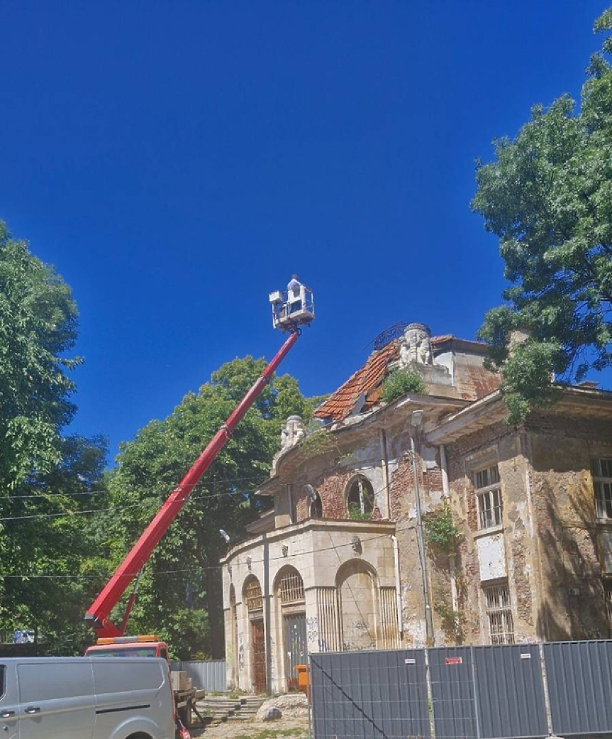 Столичната община започна аварийно временно укрепване на покрива на баня „Горна баня“; ©Столична община