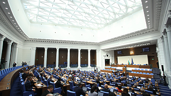 Край на коледните партита и бонусите в администрацията: Депутатите приеха нови ограничения