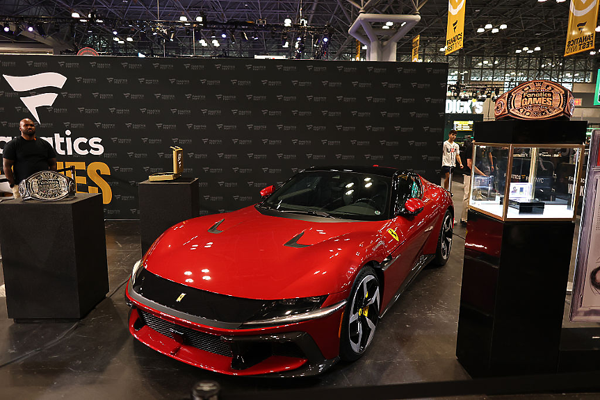 Въпреки критиките: Първият електромобил на Ferrari постигна годишната си цел за продажби за два месеца