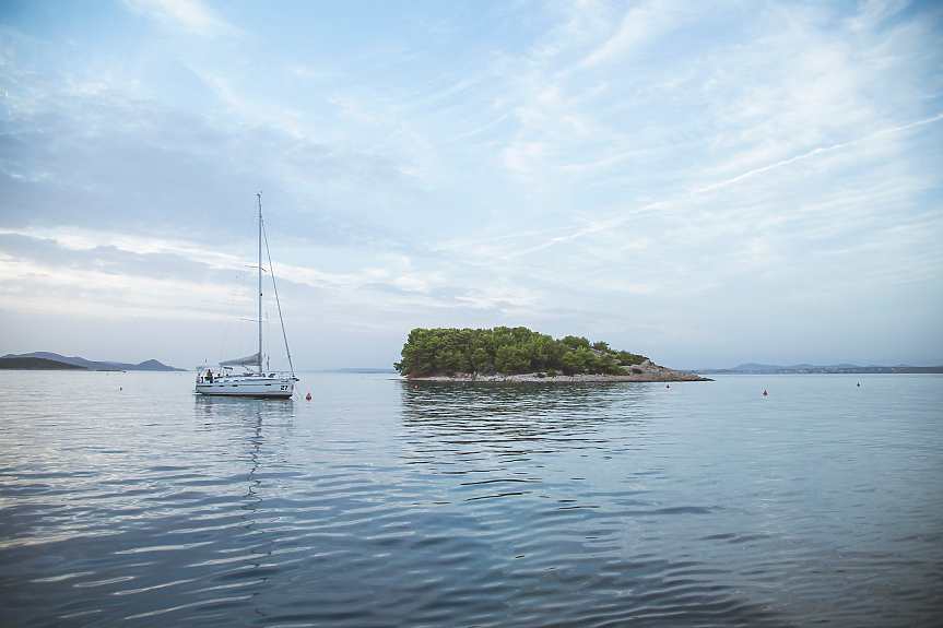 Яхта край малък остров; ©Pixabay