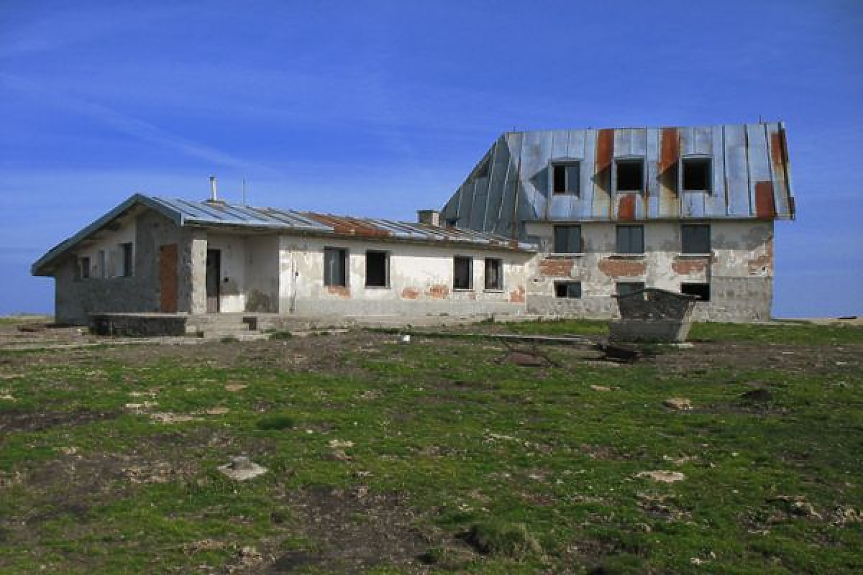 След 30 години разруха: Връщат към живот изоставена хижа на Стара планина