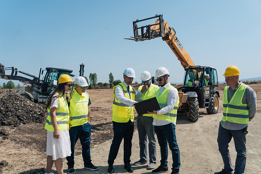 Строят фотоволтаична електроцентрала с мощност 5 MW на летището в София