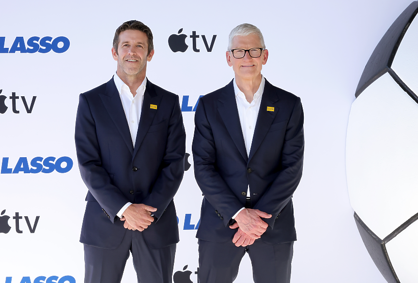 Apple: Заплатите на новия CEO Джон Търнъс и Тим Кук