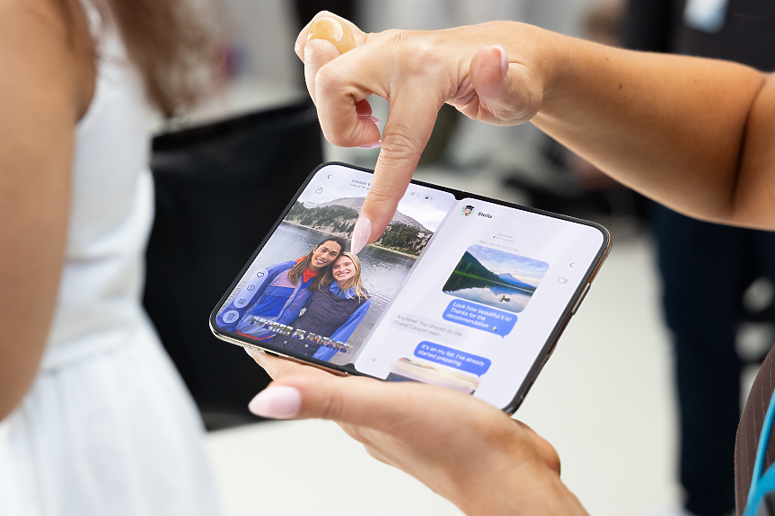 Над 100 млн. сгъваеми смартфона: Apple и Samsung се изправят един срещу друг