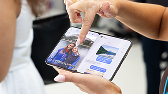 Над 100 млн. сгъваеми смартфона: Apple и Samsung се изправят един срещу друг