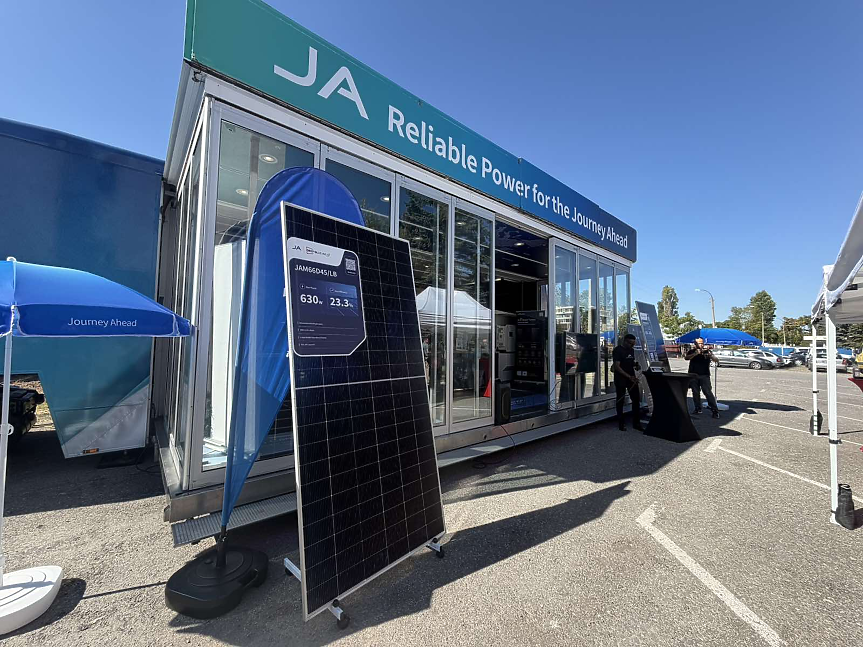 Соларен камион на световния производител JA Solar минава през България
