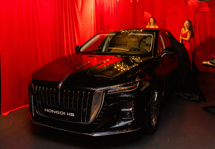 HONGQI H5 е бизнес седан с 224 к.с., панорамен покрив и аудиосистема Dynaudio