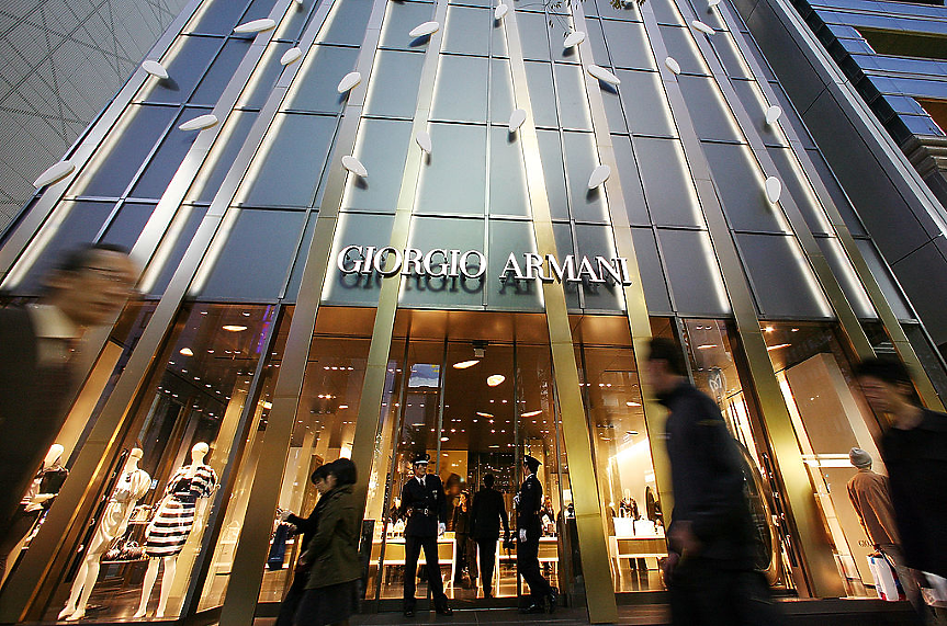 Armani търси инвеститор: LVMH, L’Oréal и EssilorLuxottica влизат в надпреварата за дял