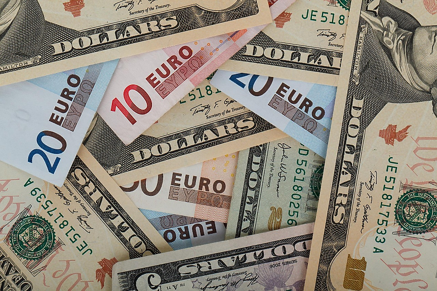 Доларът близо до годишен връх, еврото падна до най-ниско ниво от май 2025 г.