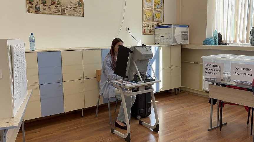 До 880 евро за 8 нощни смени: Колко ще получават техниците на машините за гласуване