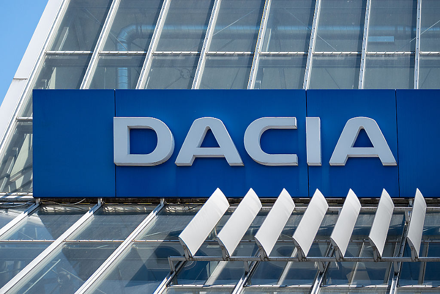 Dacia спира временно производството в Румъния: Предлага до €45 000 на служители за доброволно напускане