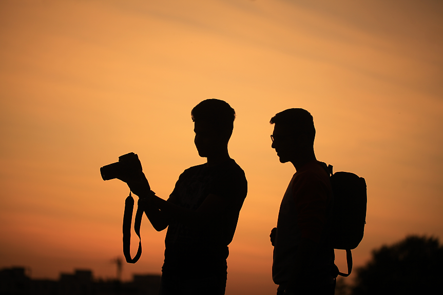 Туристи с фотоапарат по залез; ©Pixabay