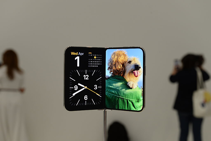 Сгъваемият iPhone Duo предизвика силен интерес в Ямбол – градът е трети по поръчки у нас